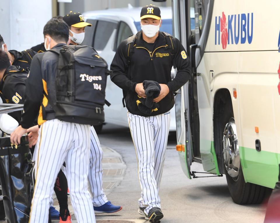 球場入りする阪神・佐藤輝＝宜野座（撮影・田中太一）