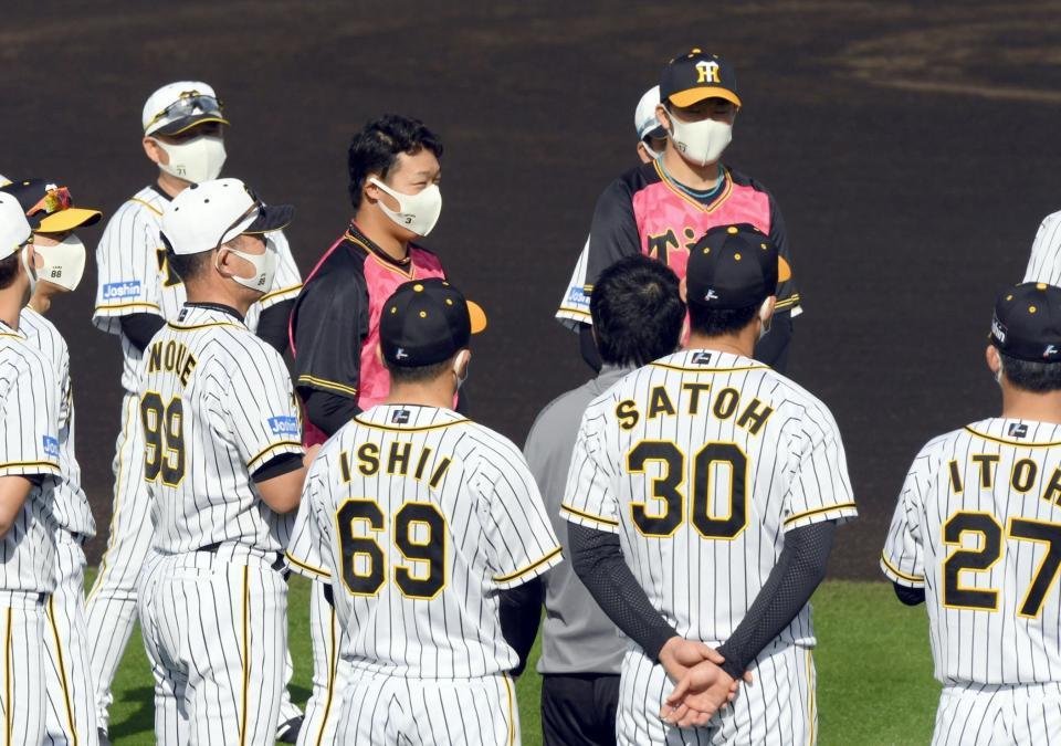 キャンプ初日、主将の大山（中央左）と岩貞は阪神ナインに声を掛ける＝宜野座（撮影・山口登）