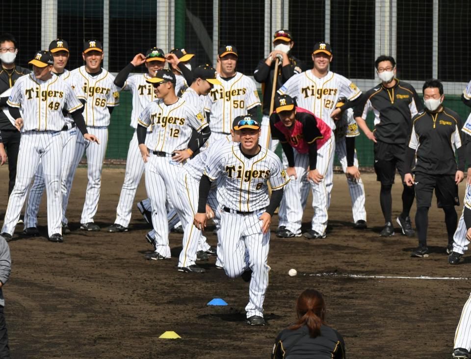 　スパイクを履きダッシュする佐藤輝（中央）＝撮影・山口登