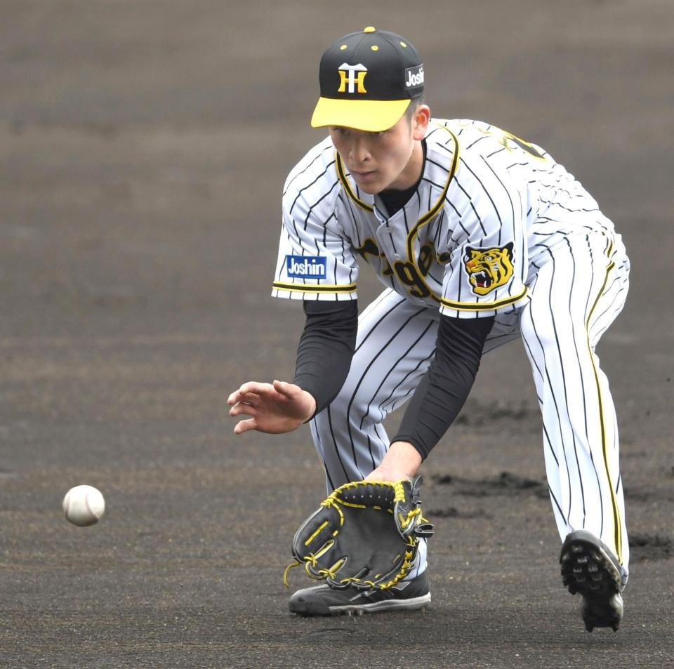シートノックを受ける高寺（撮影・北村雅宏）
