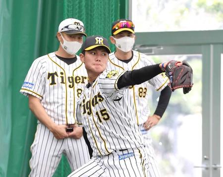 　（後方左から）福原コーチと矢野監督の前で投球練習する西純