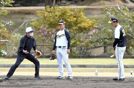　自らグラブをはめて（右から）小幡と中野を指導する川相臨時コーチ