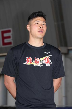 　練習を終えインタビューに応じる佐藤輝