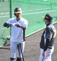 ペットボトルを使いながら阪神・平田勝男２軍監督と話す阪神・板山祐太郎（左）＝安芸市営球場（撮影・北村雅宏）