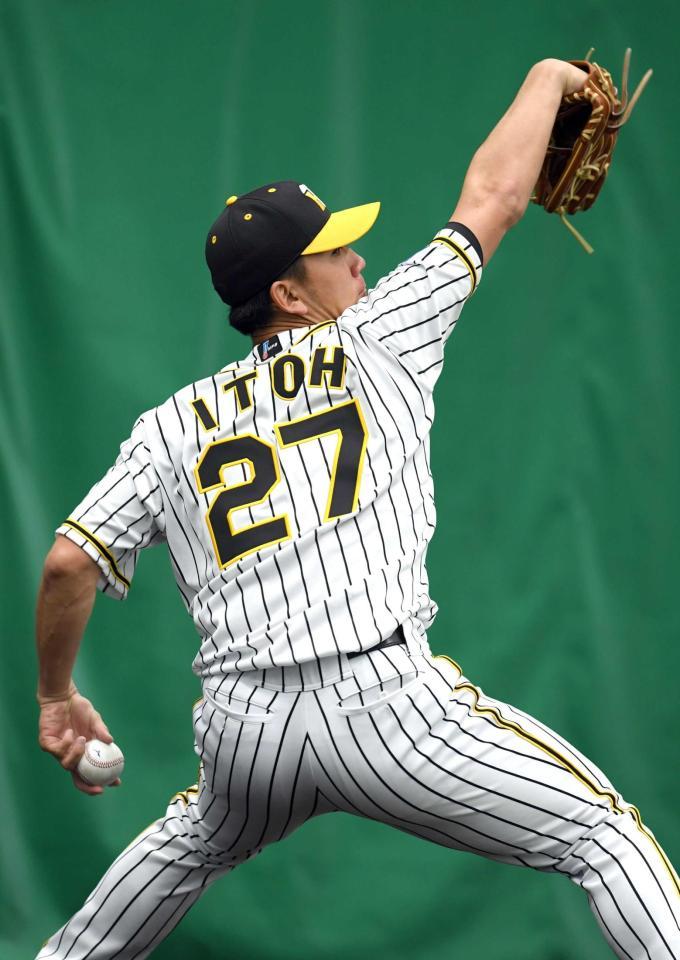 　ブルペンで投球練習する伊藤将