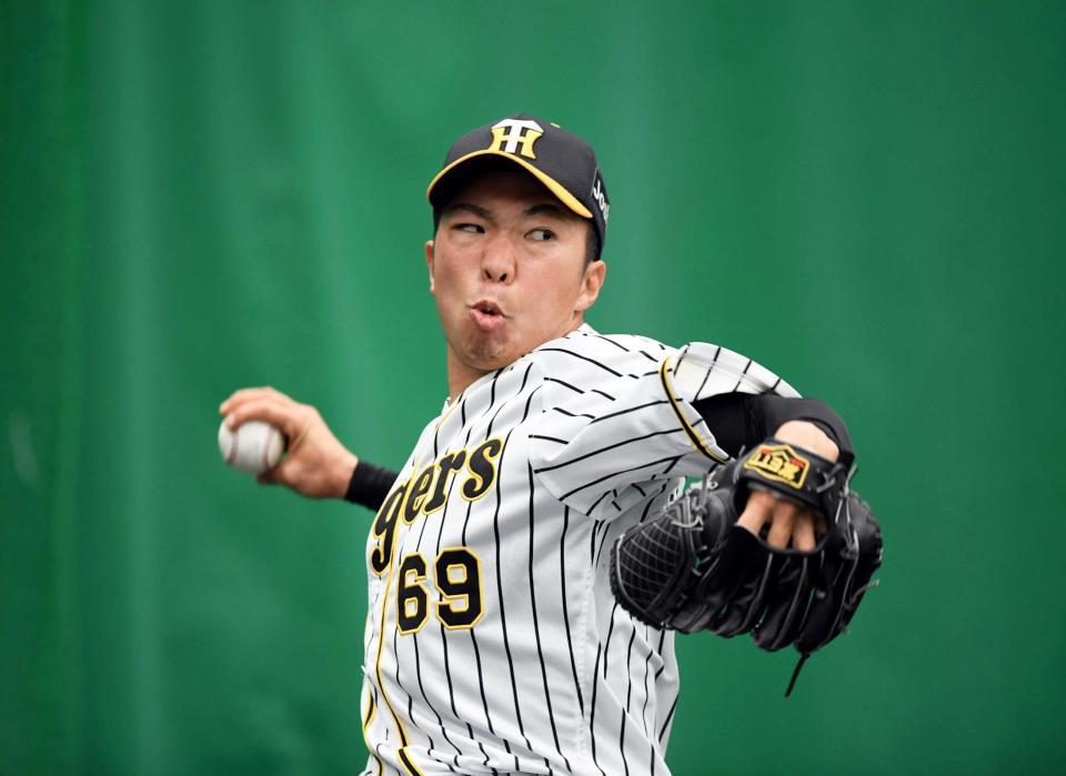 　ブルペンで投球練習する石井大＝撮影・山口登