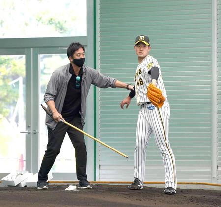 　斎藤（右）を指導する藤川ＳＡ