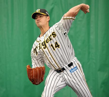 　ブルペンで投球練習するチェン