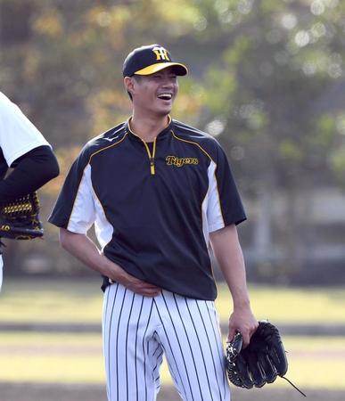 　練習中、笑顔を見せるチェン