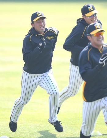 　ダッシュする尾仲（左）＝撮影・北村雅宏