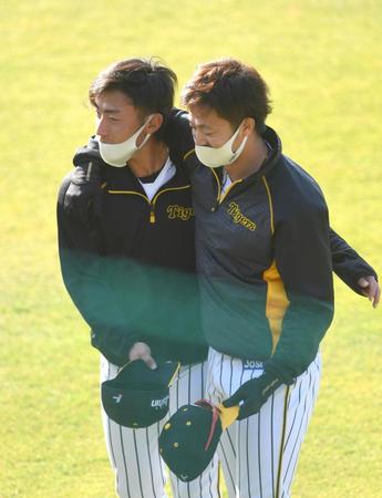 　グラウンドでの練習前、島本と抱き合う尾仲（左）＝撮影・北村雅宏