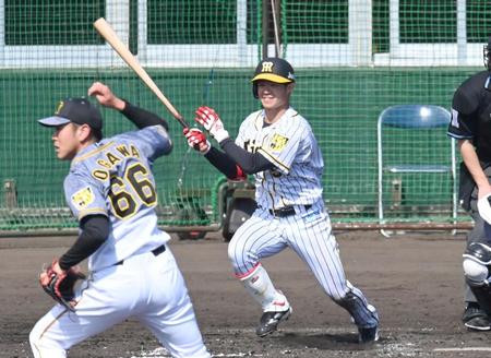 　３回、小川から右前打を放つ中野（撮影・飯室逸平）