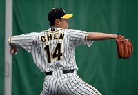 　ブルペンで投球練習するチェン