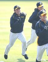 　ダッシュする尾仲（左）＝撮影・北村雅宏