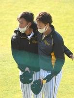 　グラウンドでの練習前、島本と抱き合う尾仲（左）＝撮影・北村雅宏