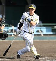 　５回、佐藤輝は空振り三振に倒れる（撮影・山口登）