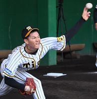 　ブルペンで熱投する及川（撮影・北村雅宏）