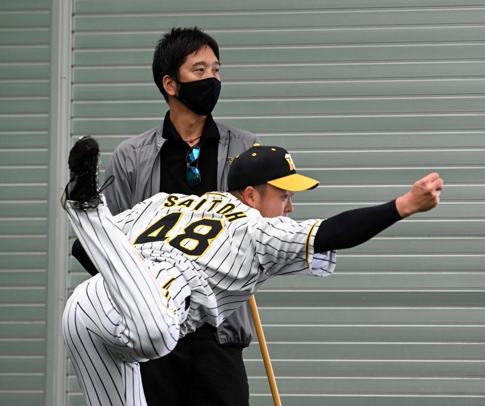 　ブルペンで投球練習する斎藤。後方は藤川ＳＡ