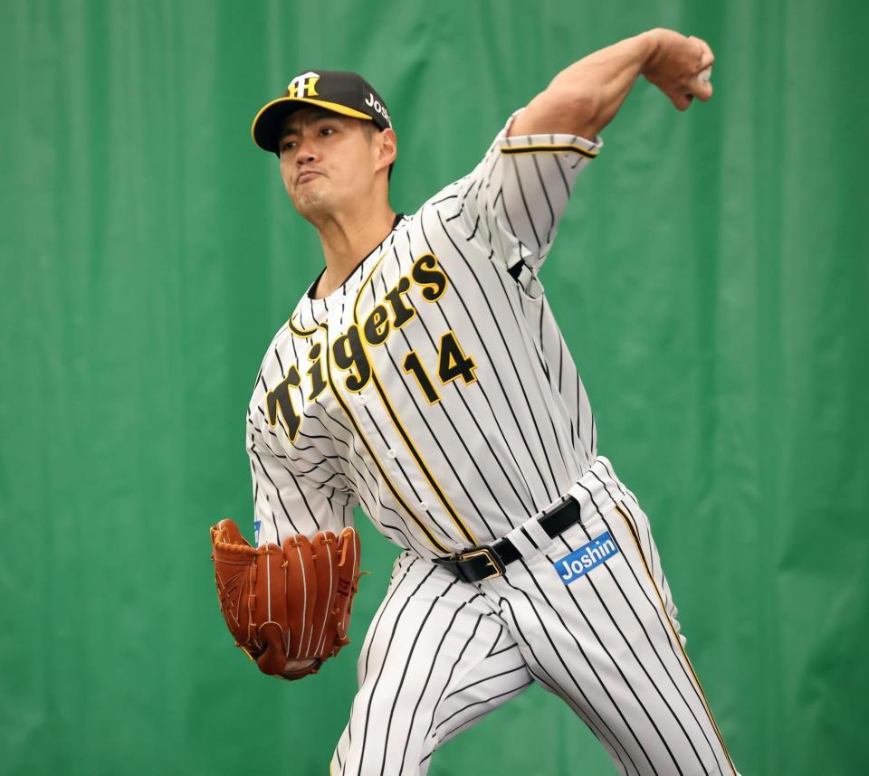 　ブルペンで投球練習するチェン