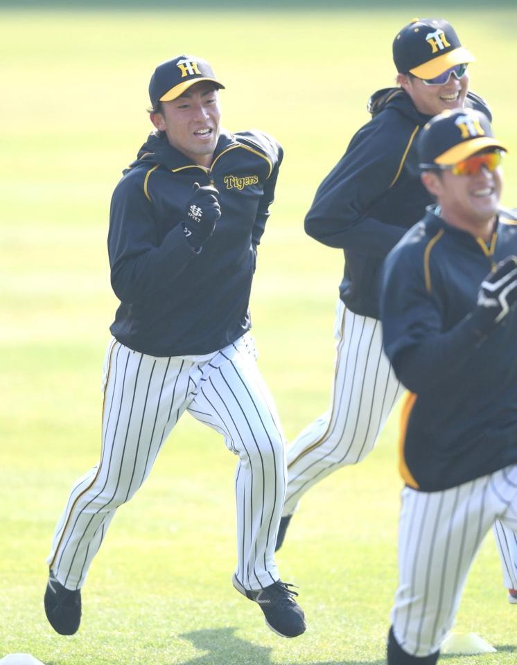 　ダッシュする尾仲（左）＝撮影・北村雅宏