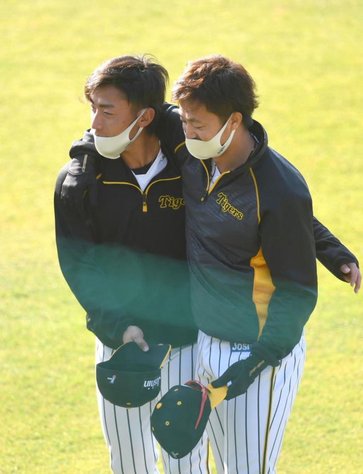 　グラウンドでの練習前、島本と抱き合う尾仲（左）＝撮影・北村雅宏