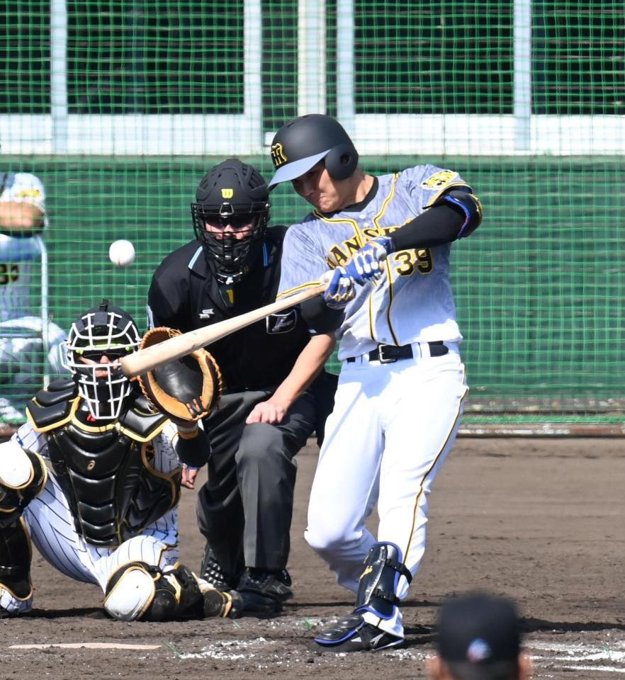 　４回、２点タイムリー二塁打を放つ栄枝（撮影・飯室逸平）