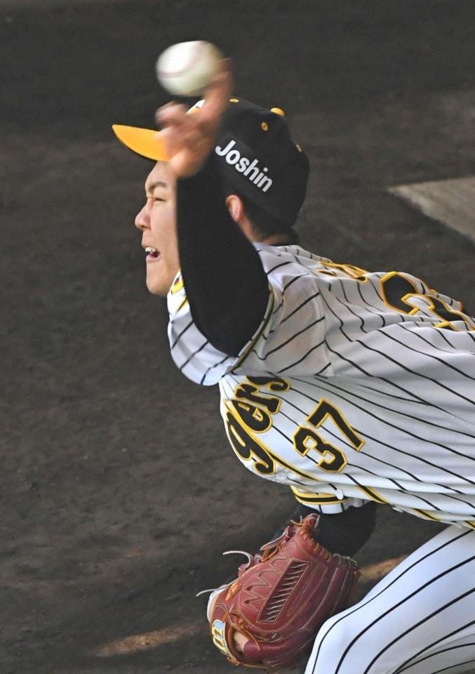 　ブルペンで熱投する及川（撮影・北村雅宏）