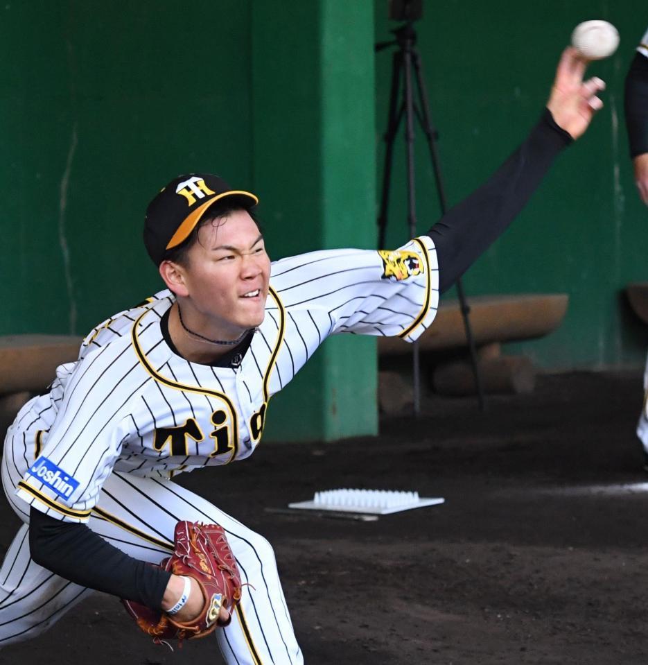 　ブルペンで熱投する及川（撮影・北村雅宏）