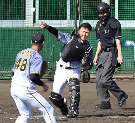 　６回、けん制で二走・原口を刺す栄枝