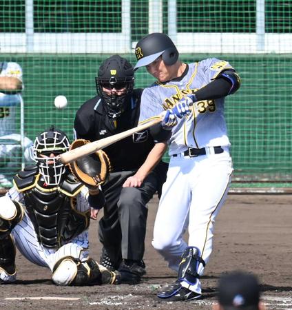 　４回、２点二塁打を放つ栄枝