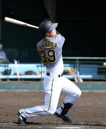 　４回、栄枝は中越えに適時二塁打を放つ