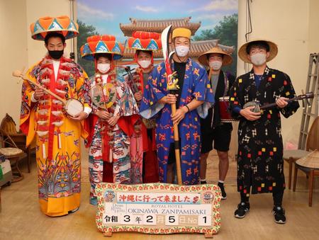 　琉球衣装に身を包み記念撮影する佐藤輝（中央）ら新人選手（球団提供）