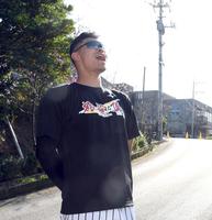 　球場外から球場へ向かって声を出す佐藤輝