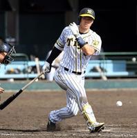 　５回、佐藤輝は空振り三振に倒れる