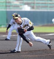 　紅白戦で先発し力投する西純