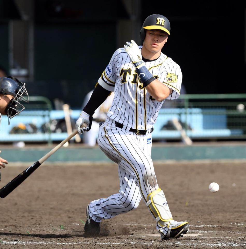 　５回、佐藤輝は空振り三振に倒れる