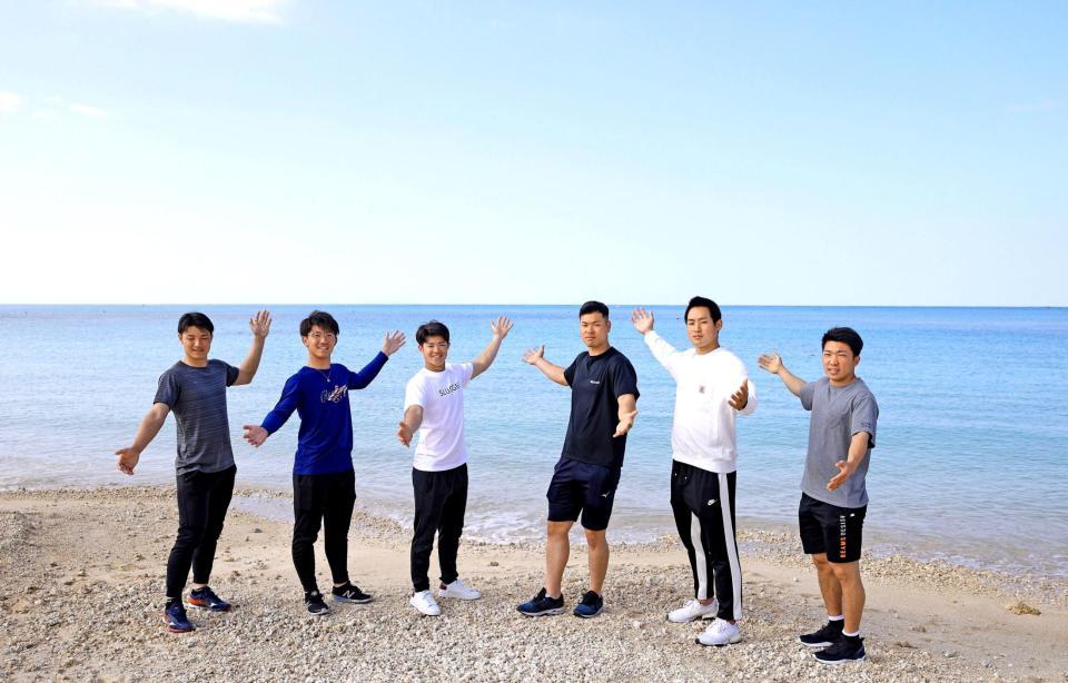 青い海を背にポーズを決める佐藤輝（右から３人目）ら阪神新人選手（球団提供） 　（左から）栄枝裕貴、伊藤将司、中野拓夢、佐藤輝明、佐藤蓮、石井大智 　