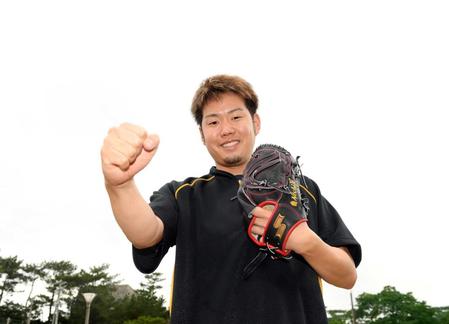 　笑顔でポーズを決める西勇（撮影・山口登）※フォトセッション時のみマスクを取って撮影しました