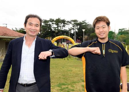 　対談を終え、ひじタッチする中田良弘氏（左）と西勇（撮影・山口登）※フォトセッション時のみマスクを取って撮影しました