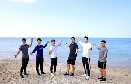 　青い海を背にポーズを決める阪神新人選手（左から栄枝、伊藤将、中野、佐藤輝、佐藤蓮、石井大）＝球団提供