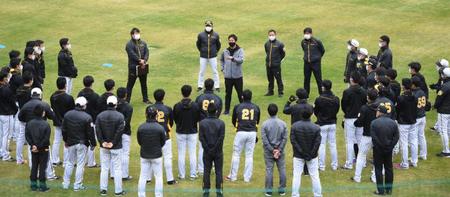 ナインの前であいさつする阪神・藤川球児ＳＡ（中央）＝安芸市営球場（撮影・北村雅宏）