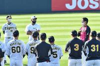 阪神・井上一樹コーチ（奥中央）に促され、声出しをする１日キャプテンの阪神・西純矢（右）＝宜野座（撮影・田中太一）