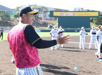 １日キャプテンの阪神・佐藤輝明はチームを盛り上げる＝宜野座（撮影・田中太一）