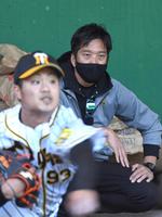 阪神・石井将希（左）の投球練習を見る阪神・藤川球児ＳＡ（撮影・北村雅宏）