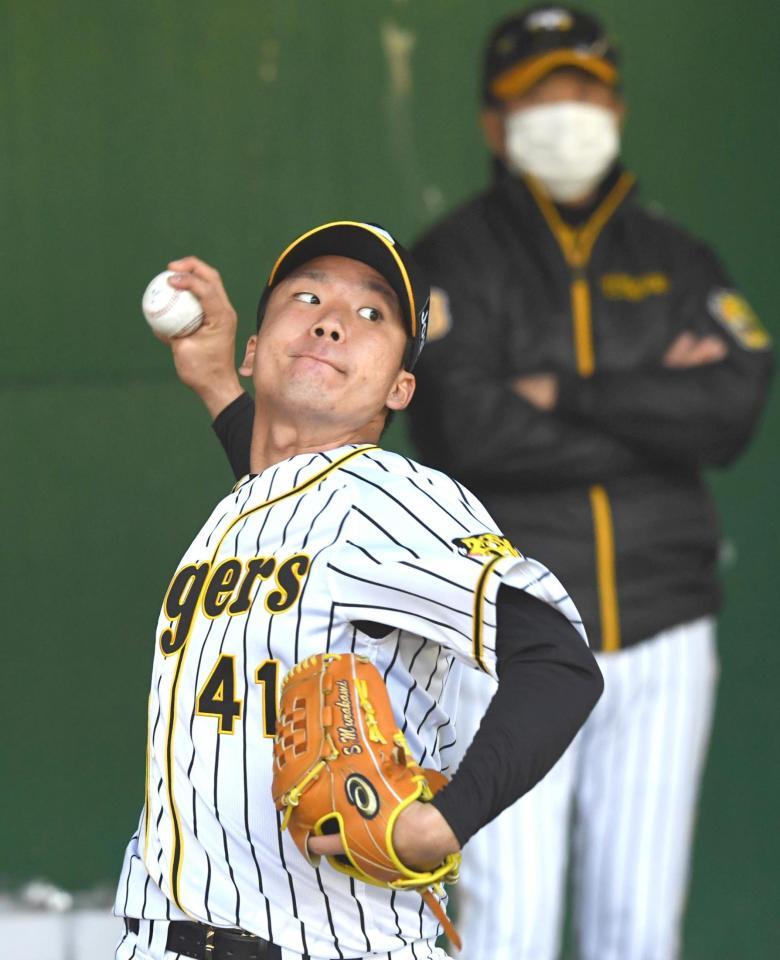 ３日、平田２軍監督（右）の前で投球練習する村上