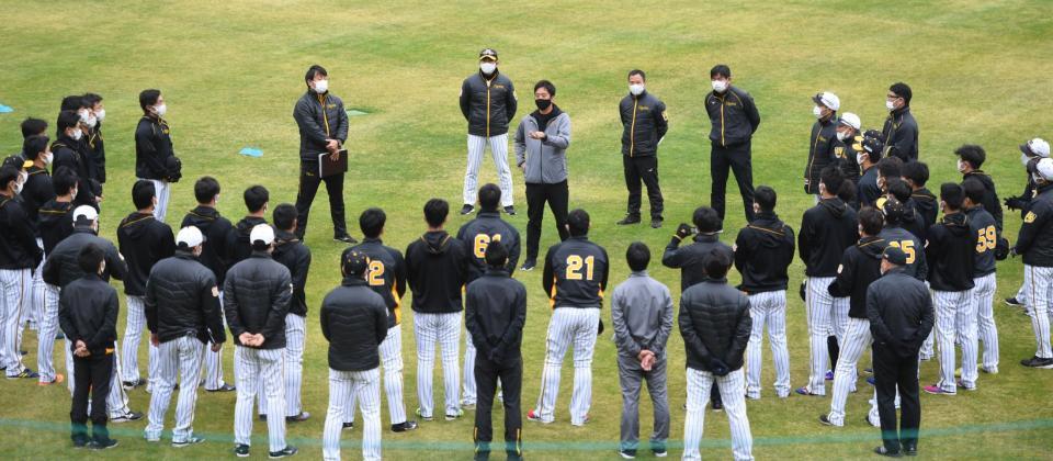ナインの前であいさつする阪神・藤川球児ＳＡ（中央）＝安芸市営球場（撮影・北村雅宏）