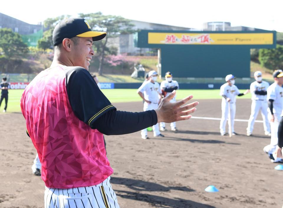 １日キャプテンの阪神・佐藤輝明はチームを盛り上げる＝宜野座（撮影・田中太一）