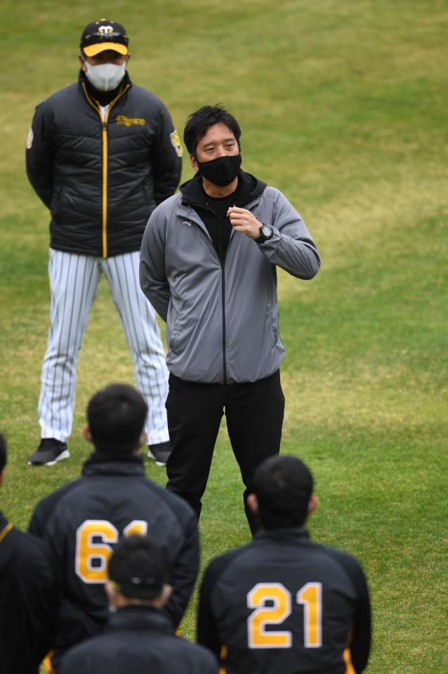 　ナインの前であいさつする阪神・藤川球児ＳＡ（中央）（撮影・北村雅宏）