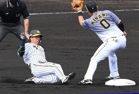 ２回、二盗を決める阪神・梅野隆太郎（撮影・飯室逸平）