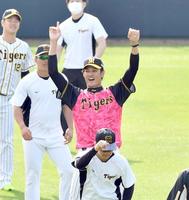 １日キャプテンの阪神・藤浪晋太郎はウォーミングアップで明るい表情を見せる＝宜野座（撮影・田中太一）